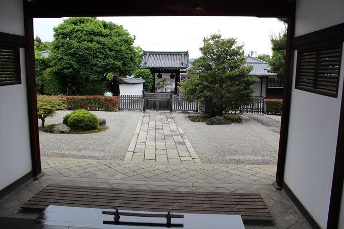 42総門を大玄関から眺める