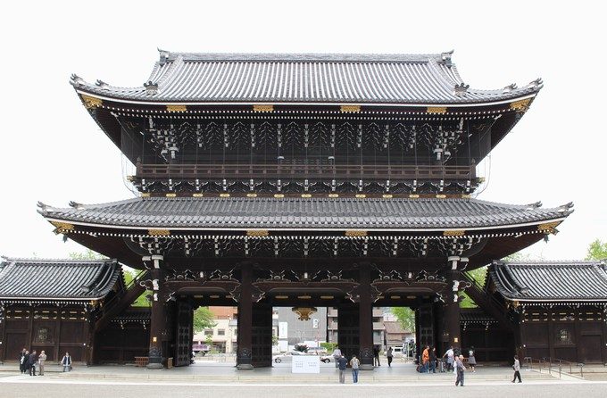 7御影堂門を内部から