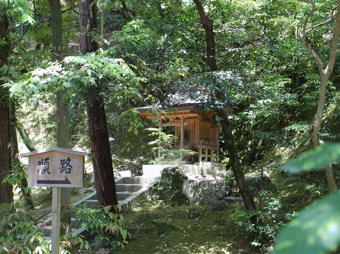 37売店奥の社