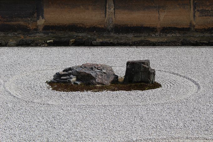 23石庭の石（右から2つめ）