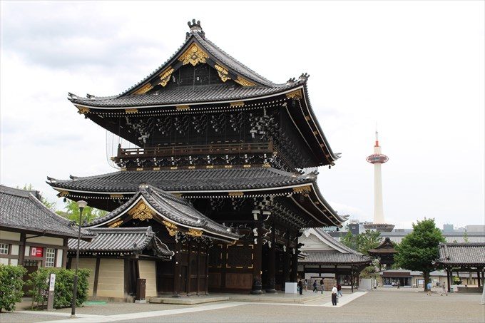7御影堂門を横から京都タワーと