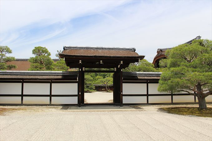 13右手には皇族門
