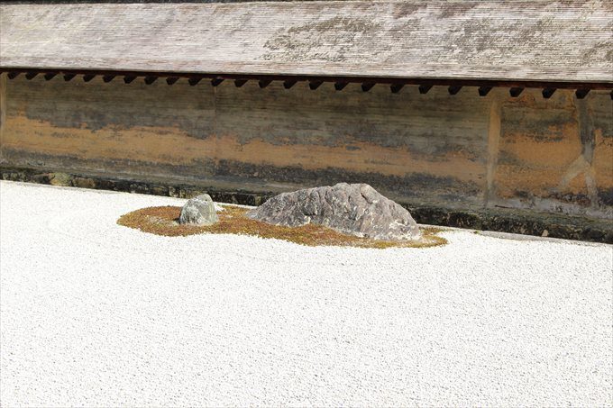 21石庭の石（左から2つめ）