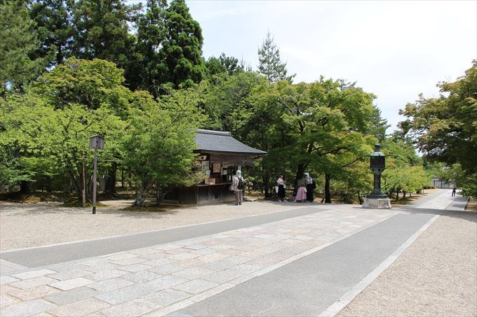 54金堂前の納経所