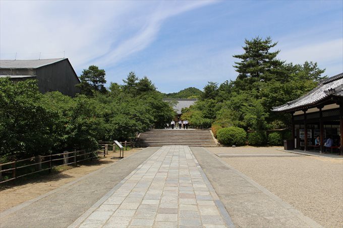43中門をくぐると右手が休憩所で左前方は観音堂(工事中)