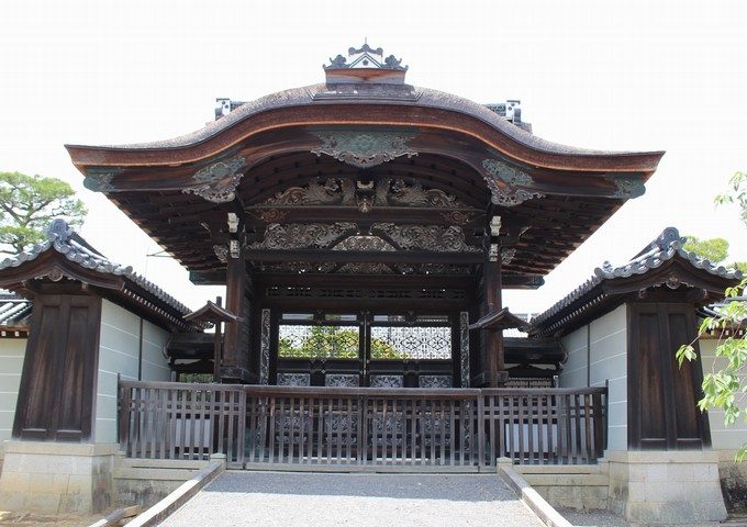 9勅使門
