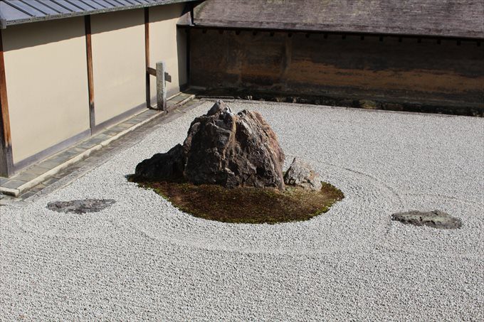 20石庭の石（左端）