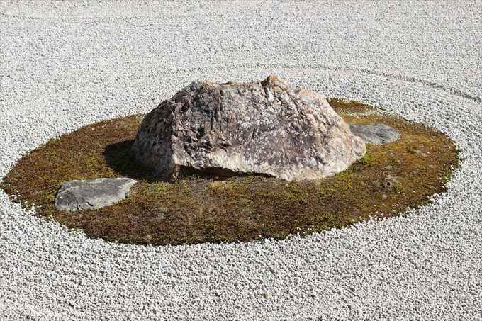 24石庭の石（右端）