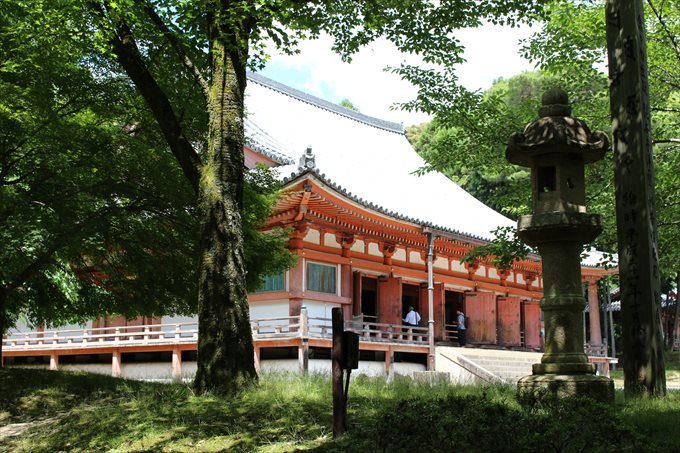 22金堂を斜めから