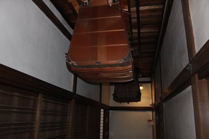 23通路の天井の謎の物体