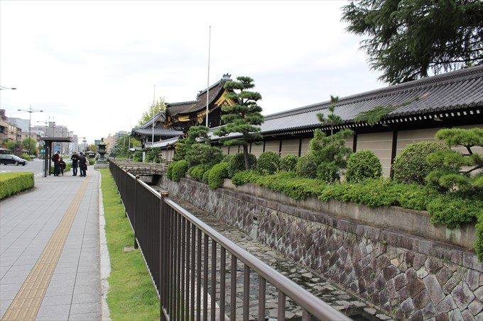 3西本願寺の塀と堀