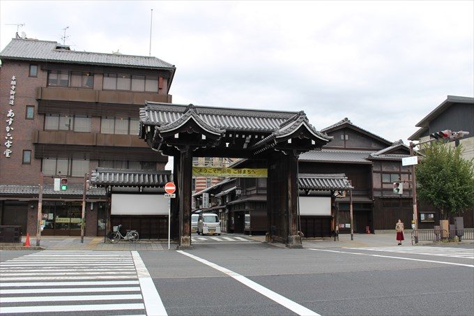 8総門（道路の向こうにある）