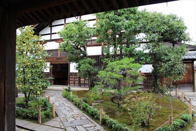 39聚光院の門から内部を撮影