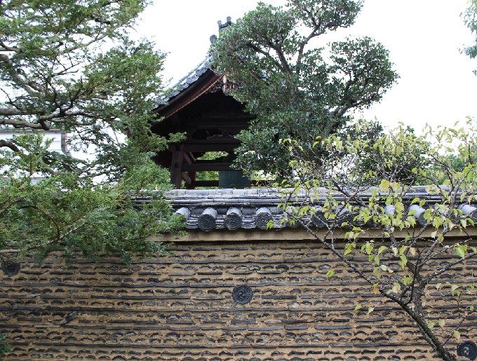 30芳春院から見た大仙院の鐘と塀