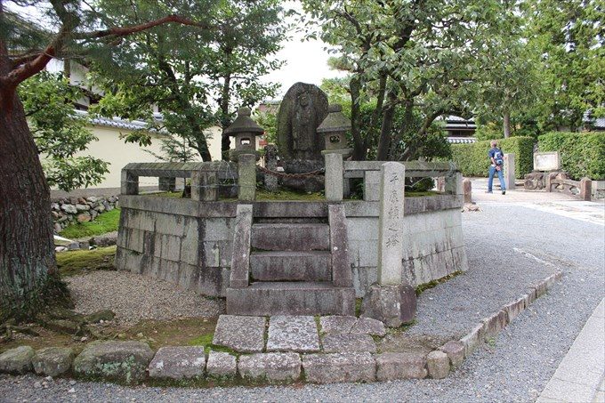 8平康頼の塔