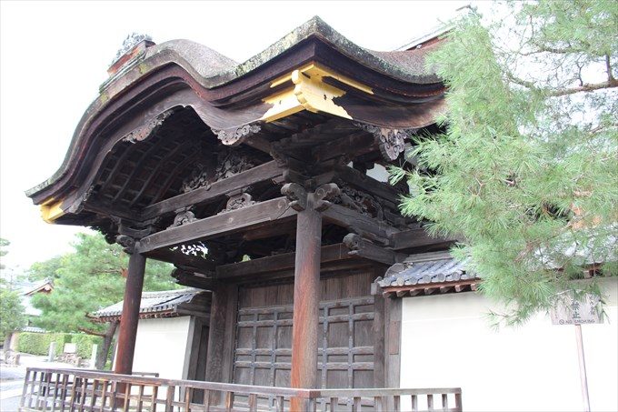 6勅使門