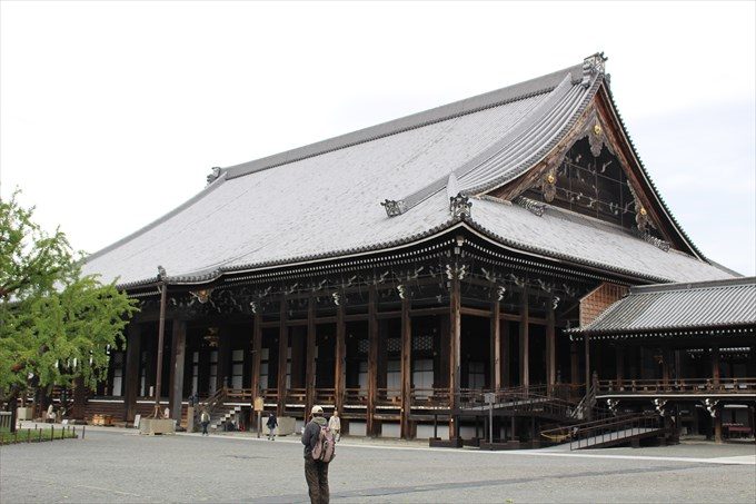17御影堂（右から）