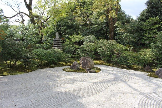 32方丈庭園の信長供養塔