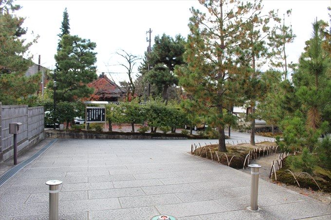 3北門をくぐったところ&建仁寺垣(左端)