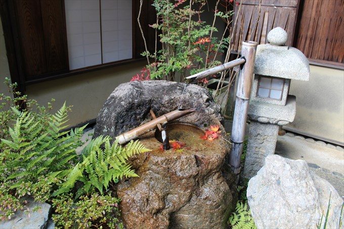49茶室のつくばい