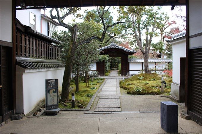 10長屋門をくぐった(左に受付)
