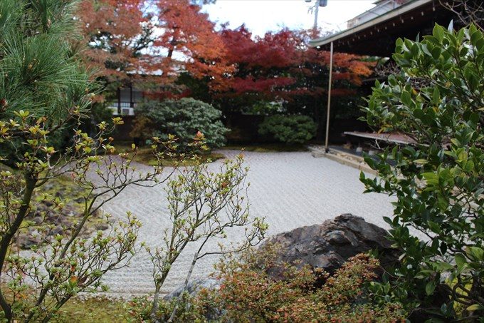 17方丈の南庭を横から