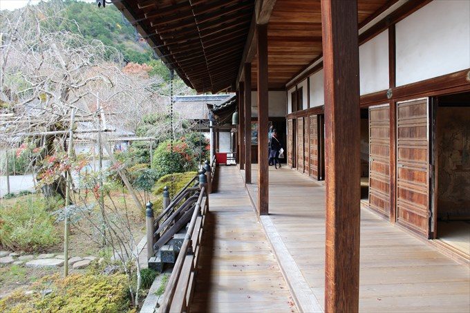 33宸殿前の廊下(左は枝垂れ桜)