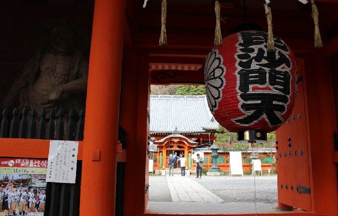14毘沙門堂の仁王門