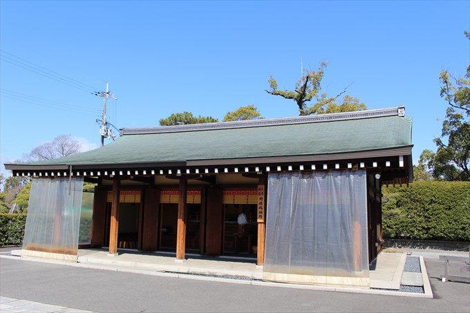 77駐車場横にある祈祷所