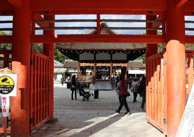 12楼門をくぐる