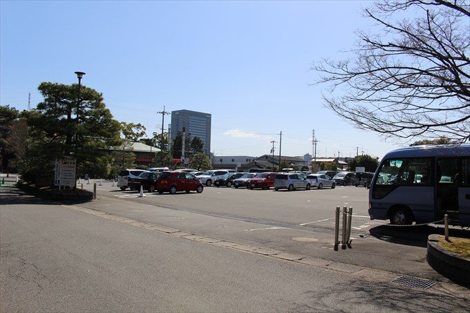 76城南宮の無料駐車場