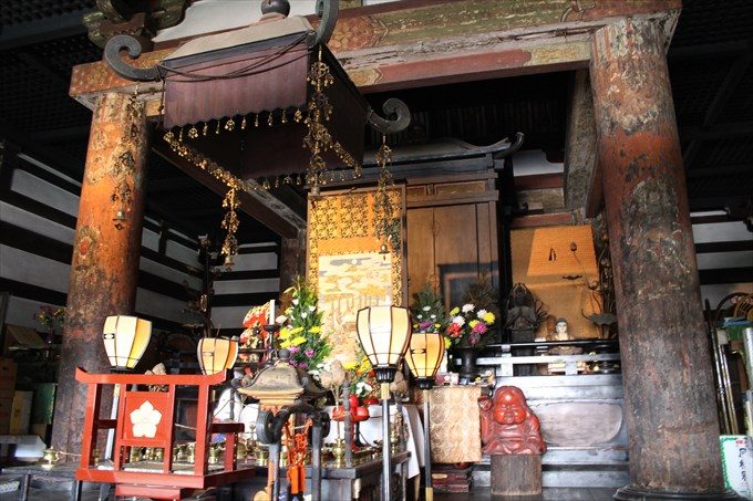 28本堂のお仏壇？