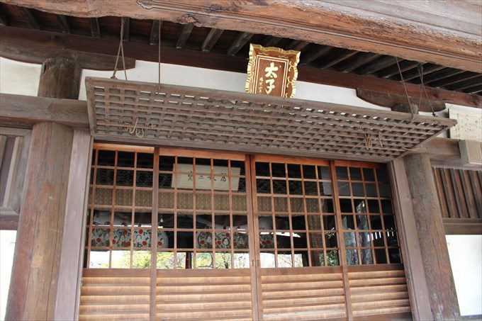 10北野経王堂内部におかめが飾られている