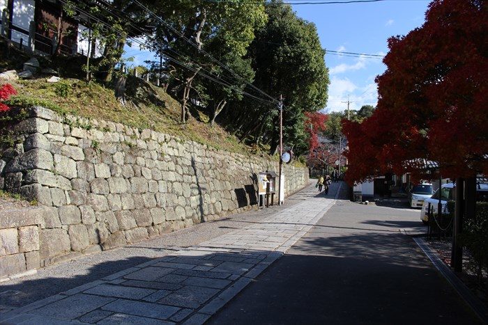 山門をくぐって右へ