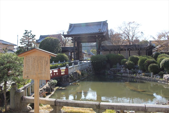 2山門前の池