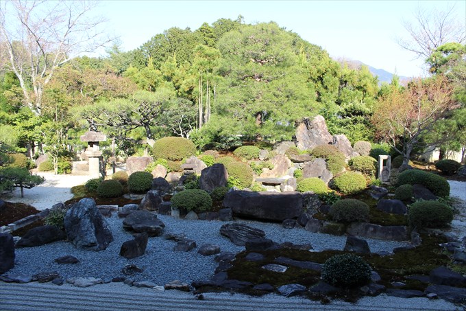 25雪の庭正面