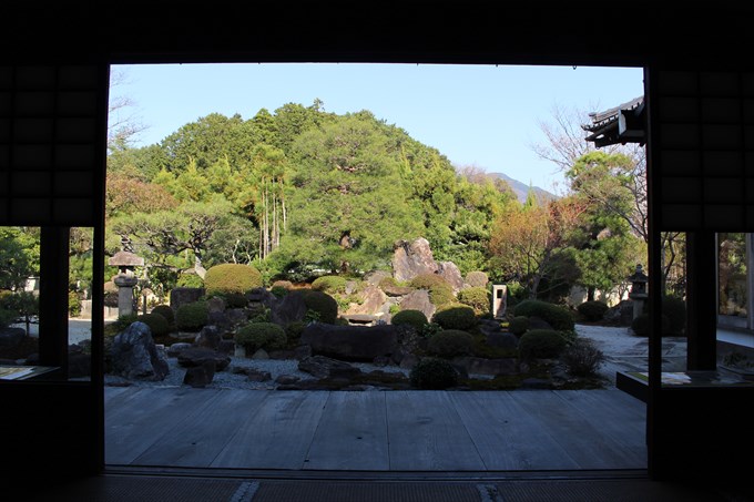 26妙満寺の雪の庭を本坊内部から