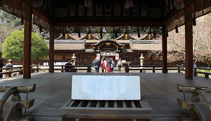 21平野神社の拝殿から本殿を眺める