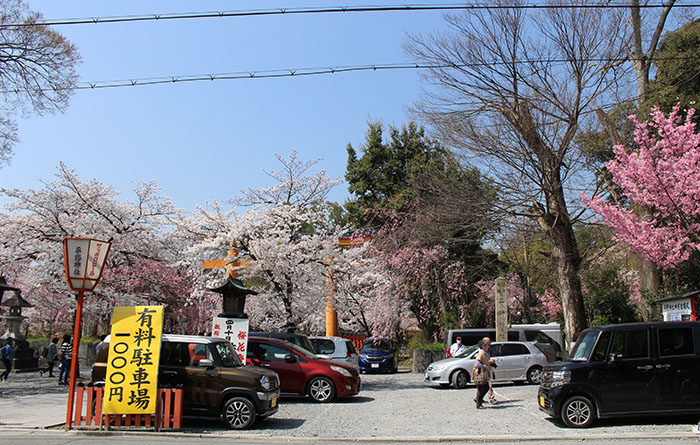 平野神社鳥居前の駐車場