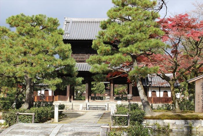 15建仁寺の三門と紅葉