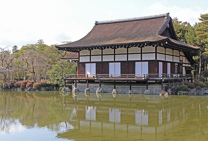 51.栖鳳池と尚美館（横）