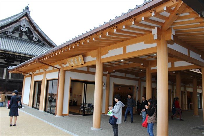 31三十三間堂の内部への入場者玄関