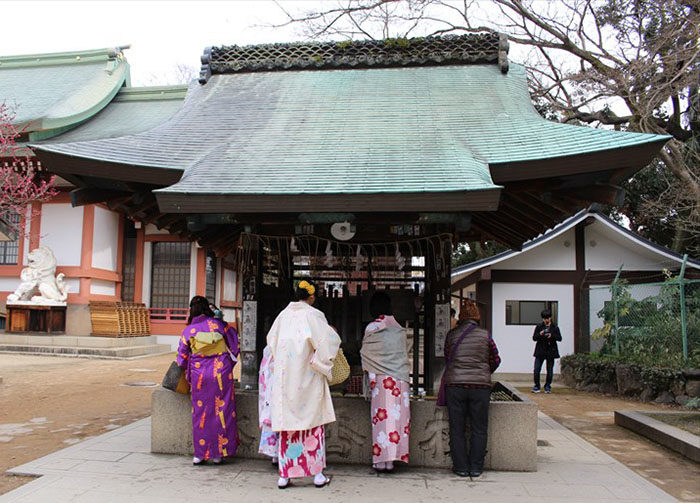 15.楼門をくぐってすぐ右手に手水舎があります