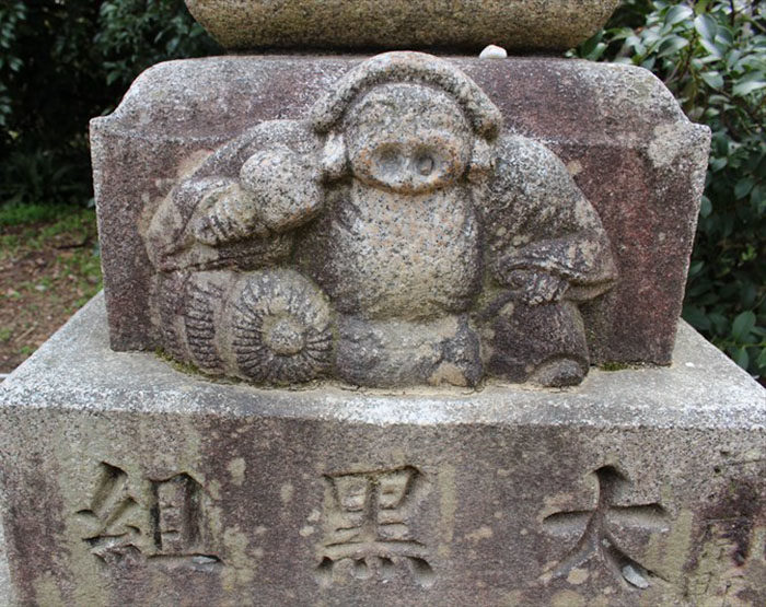 47.大黒様の口に小石が載ってます