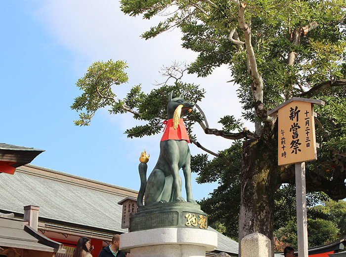 21.内拝殿前の狐(向かって左)