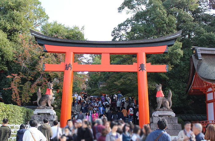 32.社務所横の鳥居をくぐって千本鳥居へ向かいます