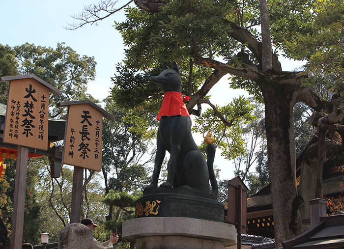 22.内拝殿前の狐(向かって右)