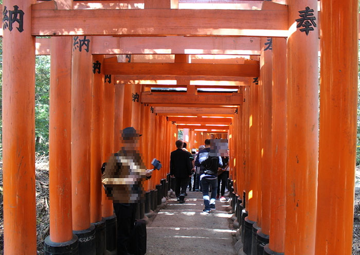 17.また鳥居の中をおやまに向かって登っていきます
